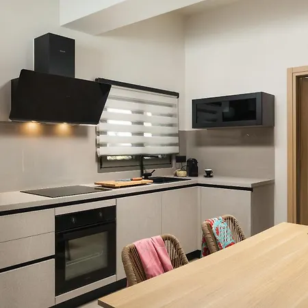 Limani Elegant Apartment *